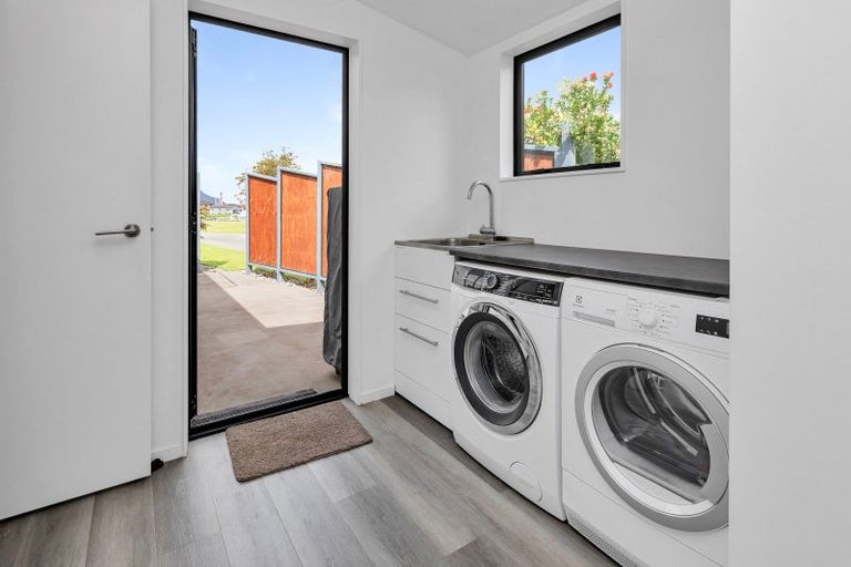 Photo of property in 11 Waitemata Drive, One Tree Point, 0118