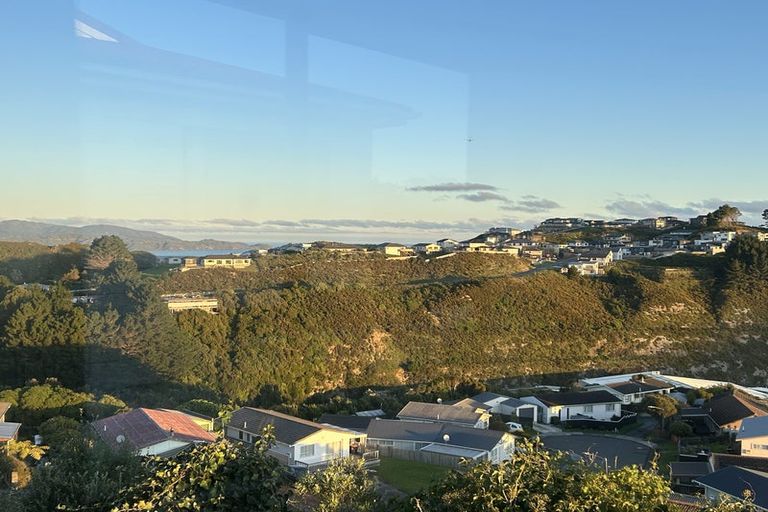 Photo of property in 6 Stroud Way, Newlands, Wellington, 6037