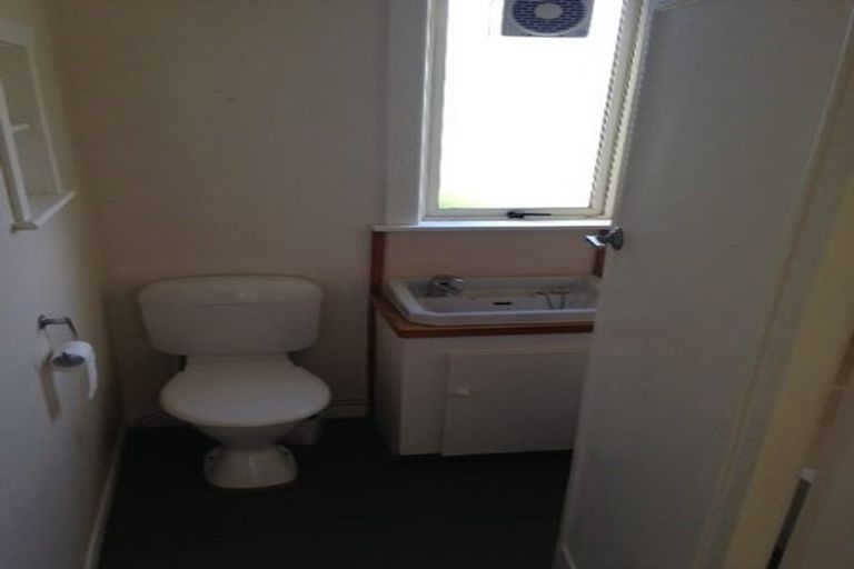 Photo of property in 140 The Ridgeway, Mornington, Wellington, 6021