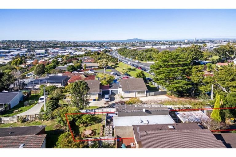Photo of property in 2/309 Wairau Road, Totara Vale, Auckland, 0627
