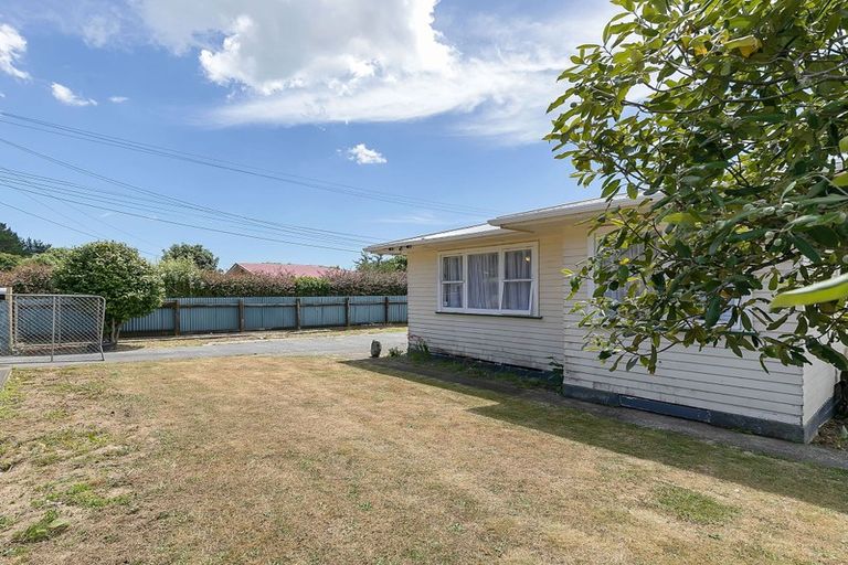 Photo of property in 19 Cardiff Crescent, Cannons Creek, Porirua, 5024