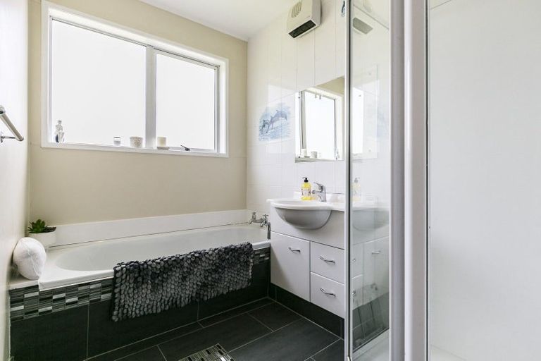 Photo of property in 40 Lincoln Avenue, Tawa, Wellington, 5028