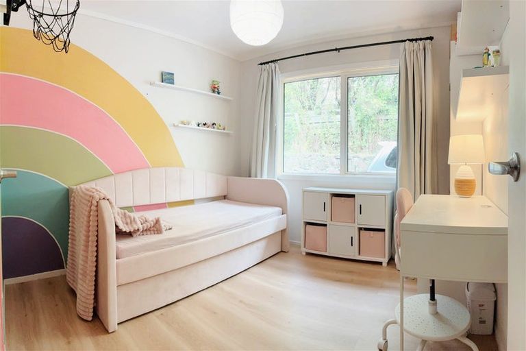 Photo of property in 8 Limmer Place, Browns Bay, Auckland, 0632