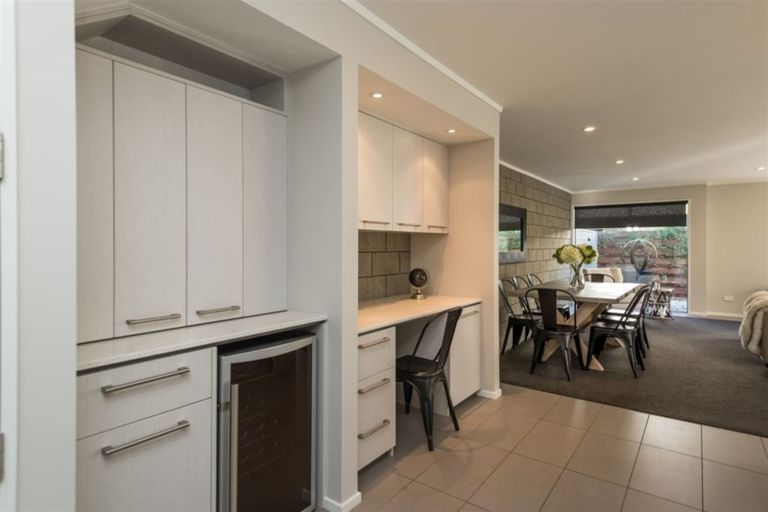 Photo of property in 142 Holly Road, St Albans, Christchurch, 8014