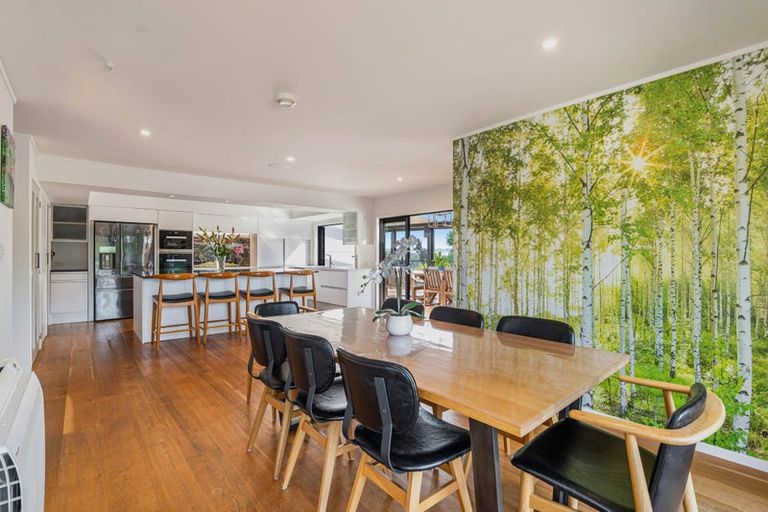 Photo of property in 143 Whangaparaoa Road, Red Beach, 0932