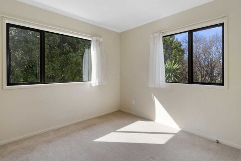 Photo of property in 42 Springvale Drive, Fairview Heights, Auckland, 0632