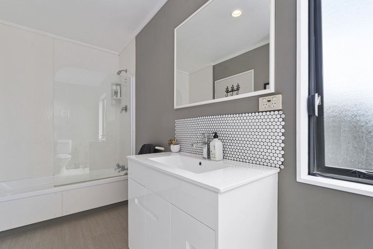 Photo of property in 27a Philson Terrace, Browns Bay, Auckland, 0630