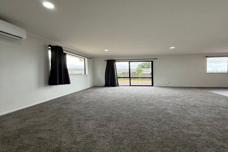 Photo of property in 1/4 Eulogy Place, Randwick Park, Auckland, 2105