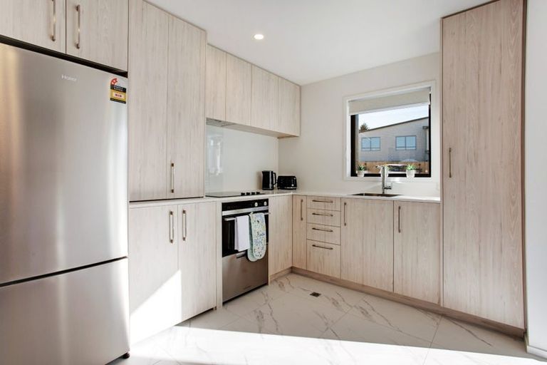 Photo of property in 4/23 Awaroa Road, Sunnyvale, Auckland, 0612