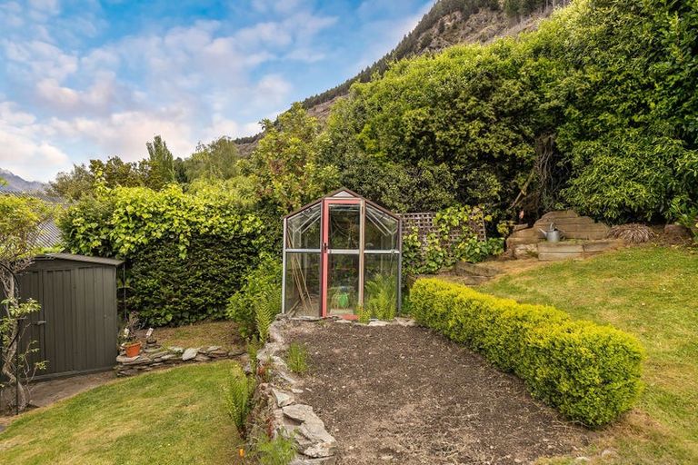 Photo of property in 9 Evergreen Place, Sunshine Bay, Queenstown, 9300