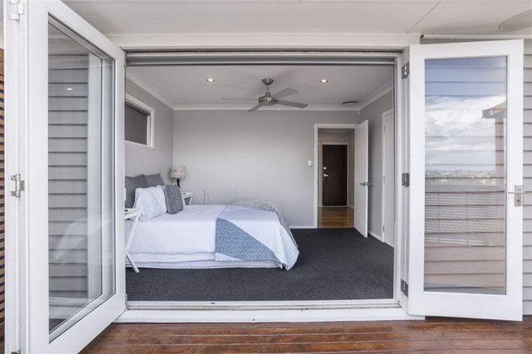 Photo of property in 968 East Coast Road, Northcross, Auckland, 0632