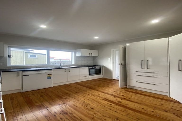 Photo of property in 33 Wharf Road, Te Atatu Peninsula, Auckland, 0610