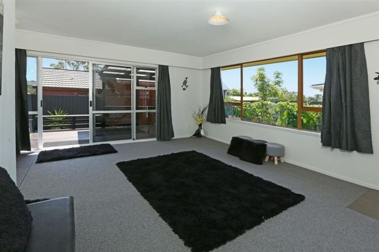 Photo of property in 2/201 Henderson Valley Road, Henderson, Auckland, 0612