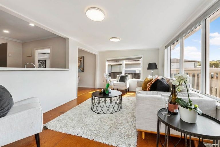 Photo of property in 24 La Rosa Street, Green Bay, Auckland, 0604