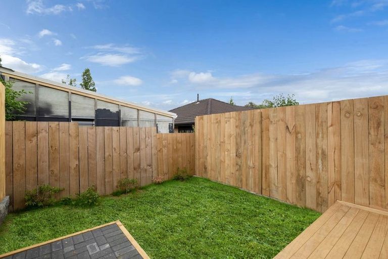 Photo of property in 5/94 Godley Road, Green Bay, Auckland, 0604