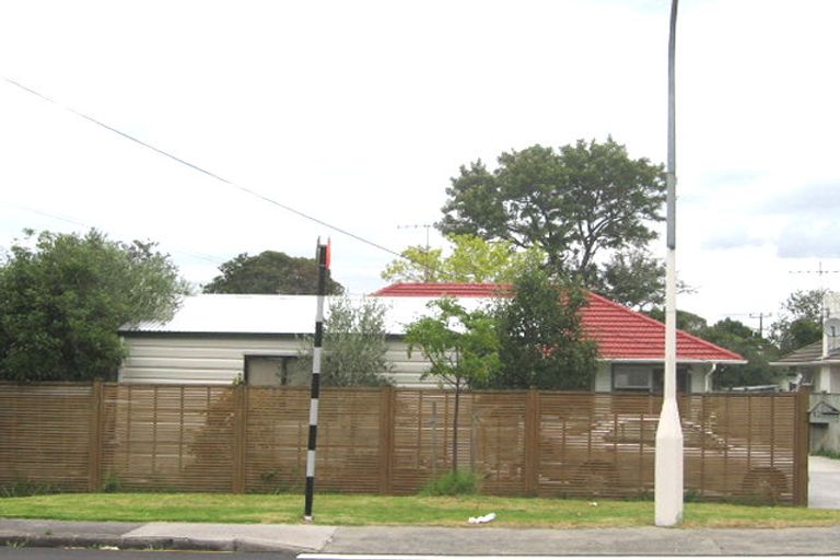 Photo of property in 12 Ocean View Road, Northcote, Auckland, 0627