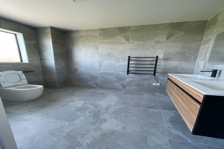 Photo of property in 4 Pineview Drive, Rosehill, Papakura, 2113