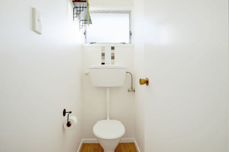 Photo of property in 5 Mckinley Road, Sunnyvale, Auckland, 0612