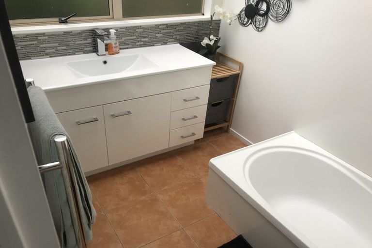 Photo of property in 2/842 East Coast Road, Oteha, Auckland, 0630