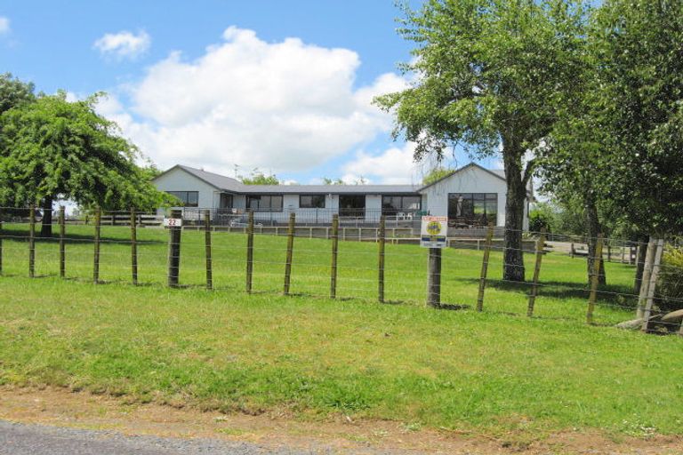 Photo of property in 37 Pitt Road, Runciman, Drury, 2578