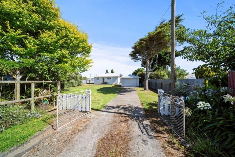 Photo of property in 17 Douglas Street, Hawera, 4610