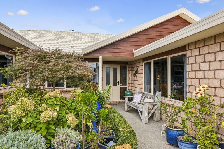 Photo of property in 35 Holcombe Drive, Paraparaumu, 5032
