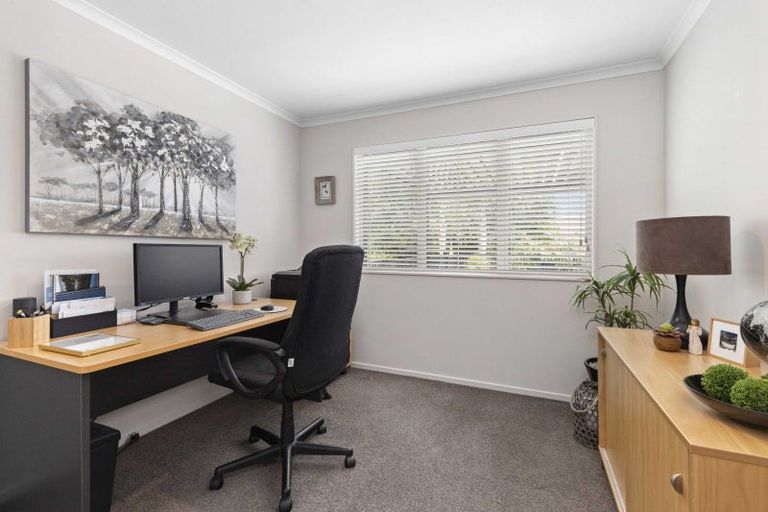 Photo of property in 18 Armstrong Farm Drive, East Tamaki Heights, Auckland, 2016