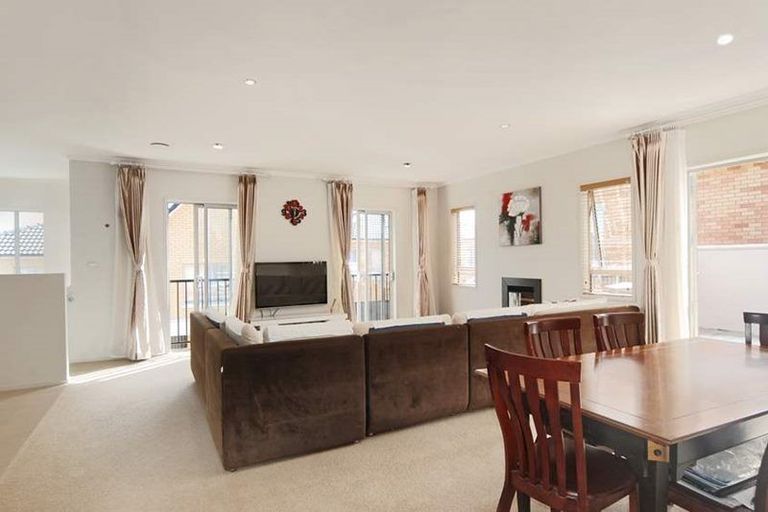 Photo of property in 13 Horizon View Road, Oteha, Auckland, 0632