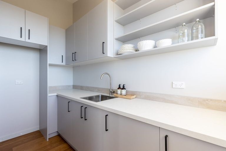 Photo of property in 63 Moncks Spur Road, Redcliffs, Christchurch, 8081