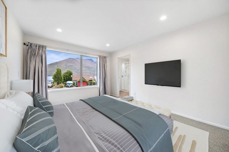 Photo of property in 83 Cedar Drive, Kelvin Heights, Queenstown, 9300