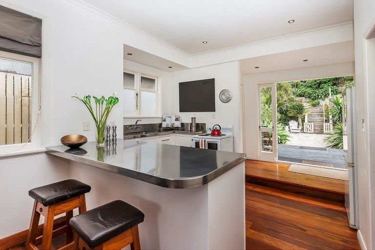 Photo of property in 117 Breaker Bay Road, Breaker Bay, Wellington, 6022