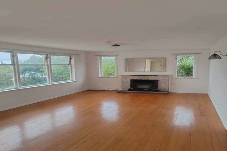 Photo of property in 605 Glenfield Road, Totara Vale, Auckland, 0629