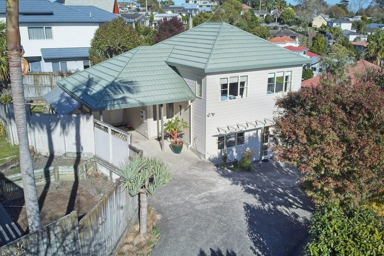 Photo of property in 2/30 Sunset Road, Unsworth Heights, Auckland, 0632