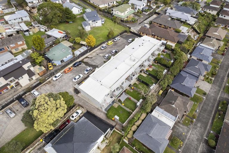 Photo of property in 1/242 Great North Road, Henderson, Auckland, 0612