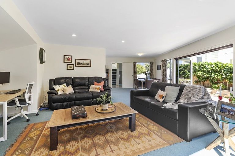 Photo of property in 106a Tauhinu Road, Miramar, Wellington, 6022