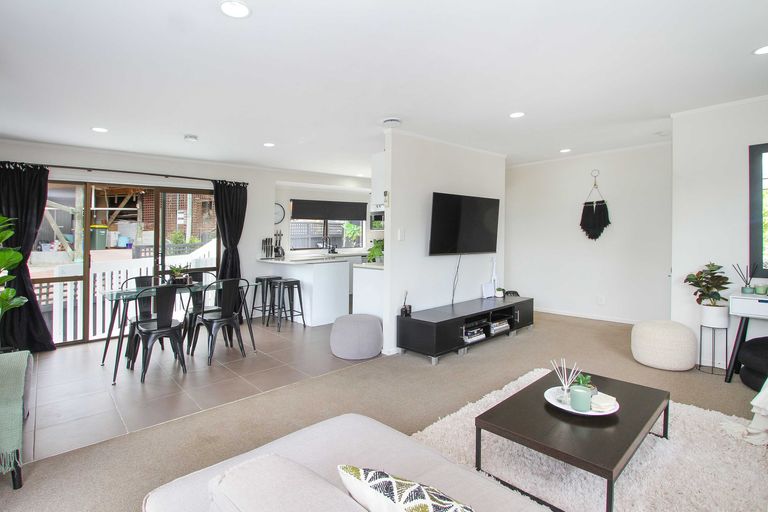 Photo of property in 1/27 Sovereign Place, Glenfield, Auckland, 0629