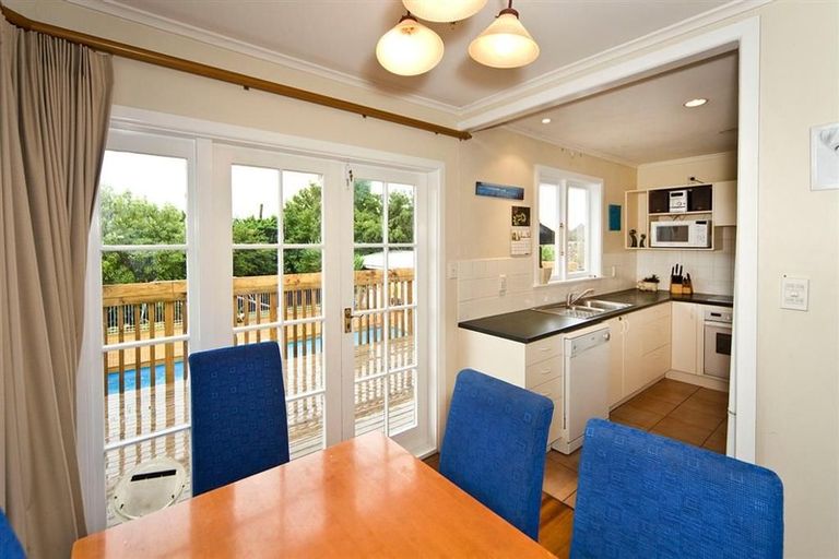 Photo of property in 6 Grainger Road, Te Atatu South, Auckland, 0610
