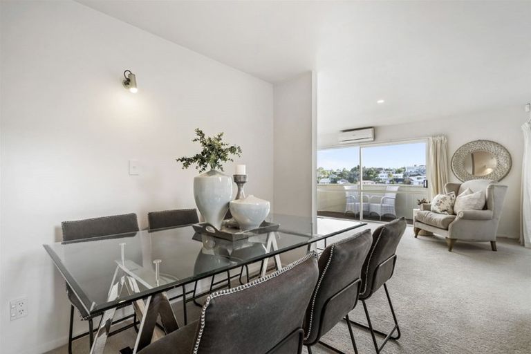 Photo of property in 2/160 Forrest Hill Road, Forrest Hill, Auckland, 0620