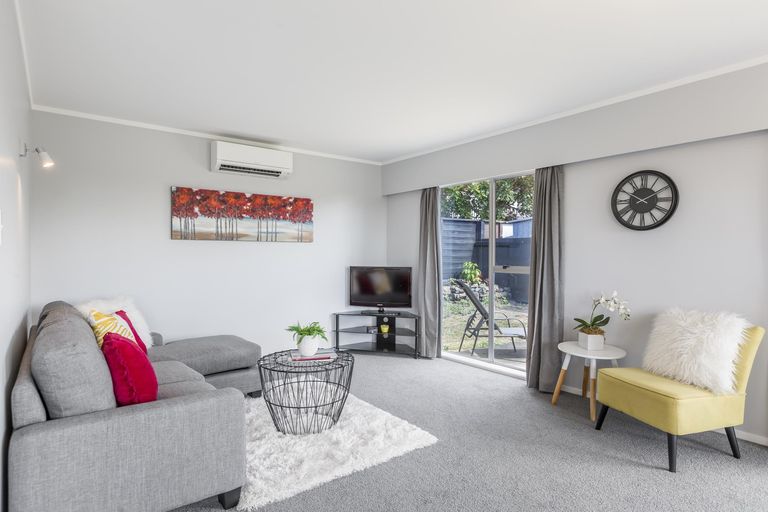 Photo of property in 1/12 Lydford Place, Glendene, Auckland, 0602