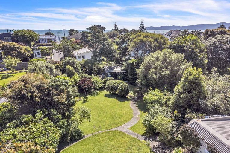 Photo of property in 127 Renown Road, Raumati South, Paraparaumu, 5032