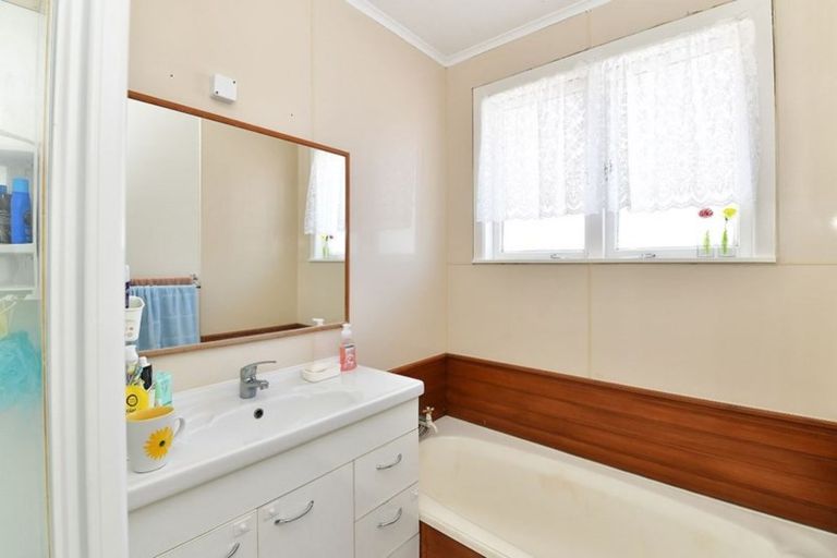 Photo of property in 1/11 Merton Avenue, Glenfield, Auckland, 0627