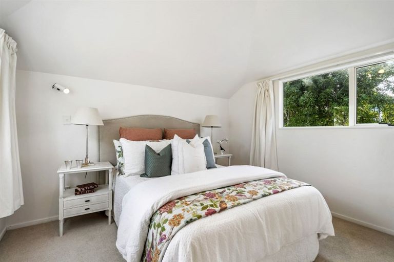 Photo of property in 2/160 Forrest Hill Road, Forrest Hill, Auckland, 0620