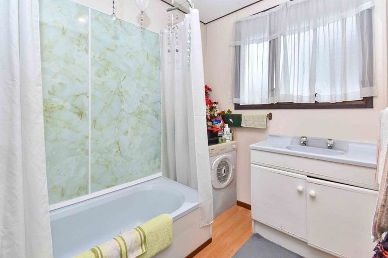 Photo of property in 28 Heathdale Crescent, Papakura, 2110