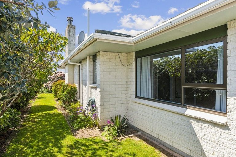 Photo of property in 50b Rewarewa Crescent, Waikanae, 5036