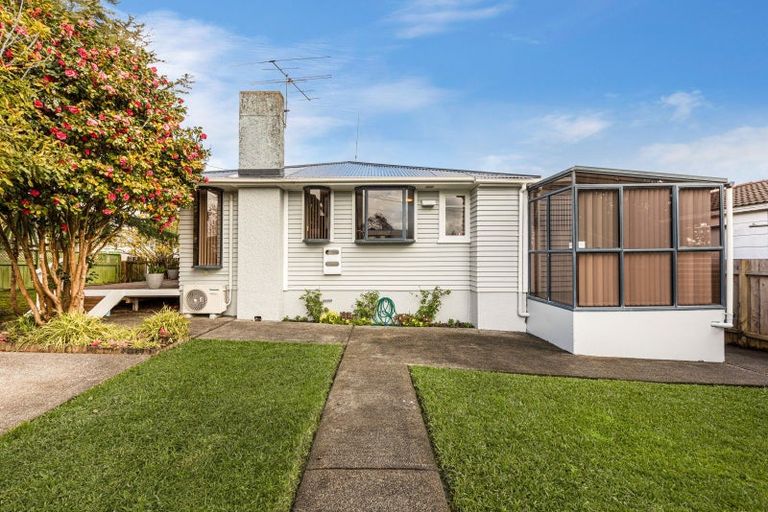 Photo of property in 2 Beazley Place, Glendene, Auckland, 0602