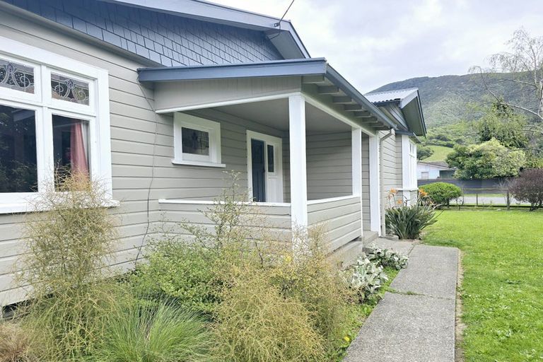 Photo of property in 16 Buller Street, Picton, 7220