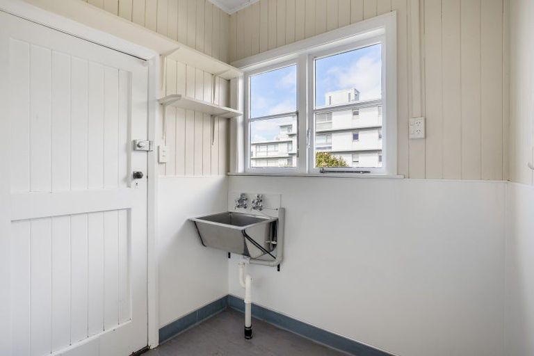 Photo of property in 30 Onewa Road, Northcote Point, Auckland, 0627