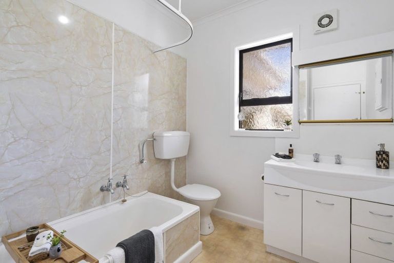 Photo of property in 32 Mexted Terrace, Tawa, Wellington, 5028