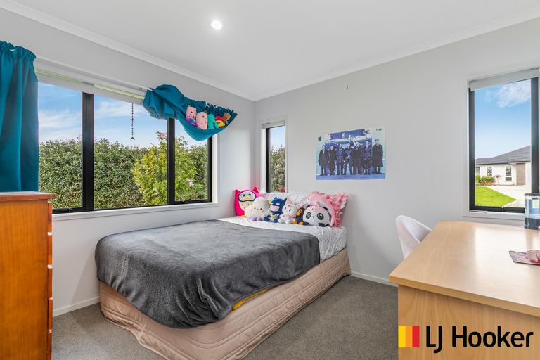 Photo of property in 31 Harbour Crest Drive, Waiuku, 2123