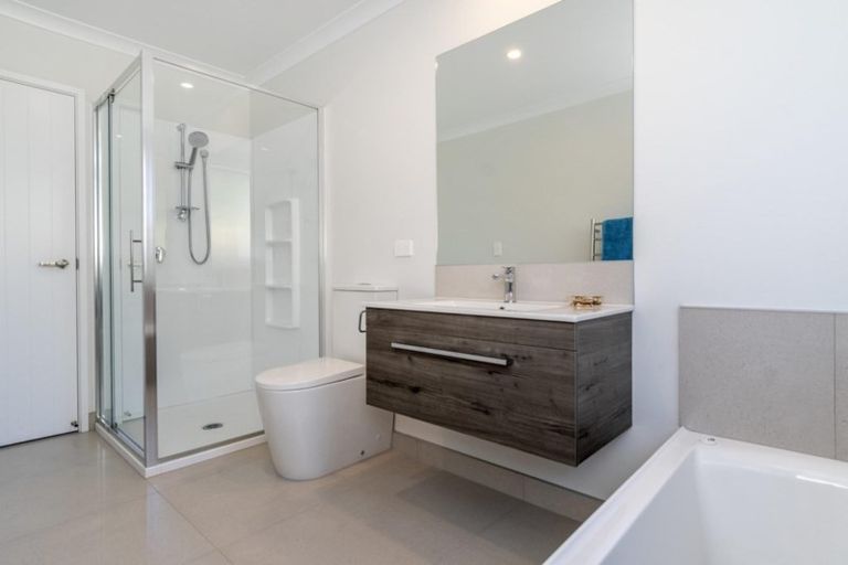 Photo of property in 77 Bert Wall Drive, Omokoroa, 3114